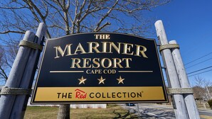 Schild für The Mariner Resort in Cape Cod, mit hervorgehobenem Logo und dem Text 'The Red Collection'.