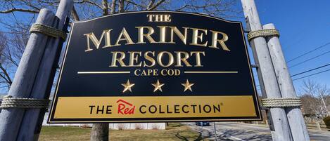 En skylt för The Mariner Resort i Cape Cod, med en framträdande logotyp och texten "The Red Collection".