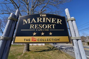 Schild für The Mariner Resort in Cape Cod, mit hervorgehobenem Logo und dem Text 'The Red Collection'.