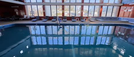 Een binnenzwembad, open van 08.00 uur tot 22.00 uur, en ligstoelen