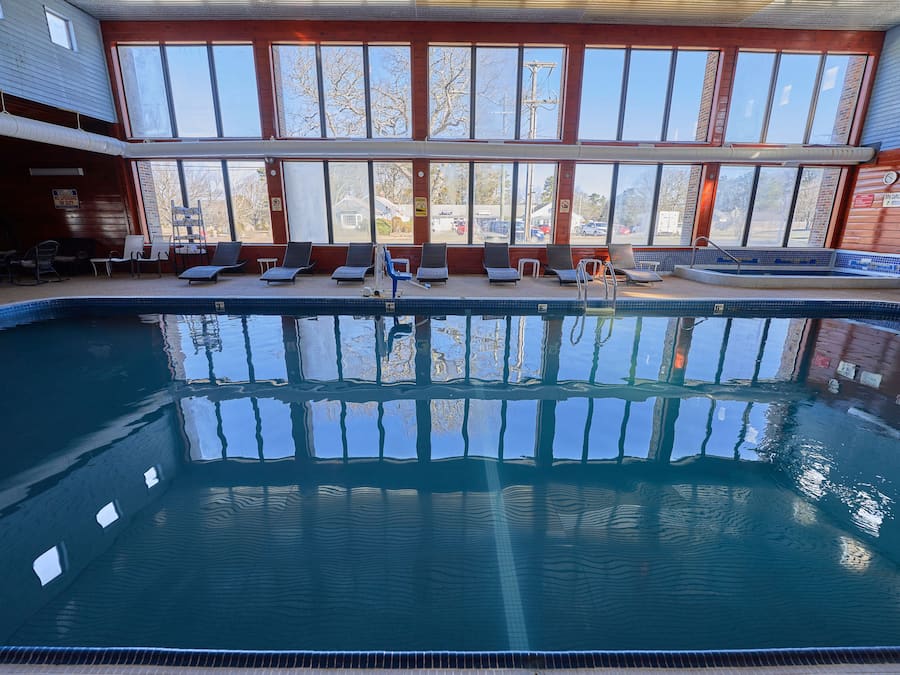 Innendørsbasseng og solsenger