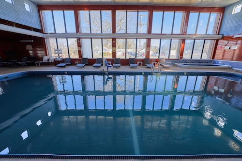 The Mariner Resort Cape Cod by The Red Collection