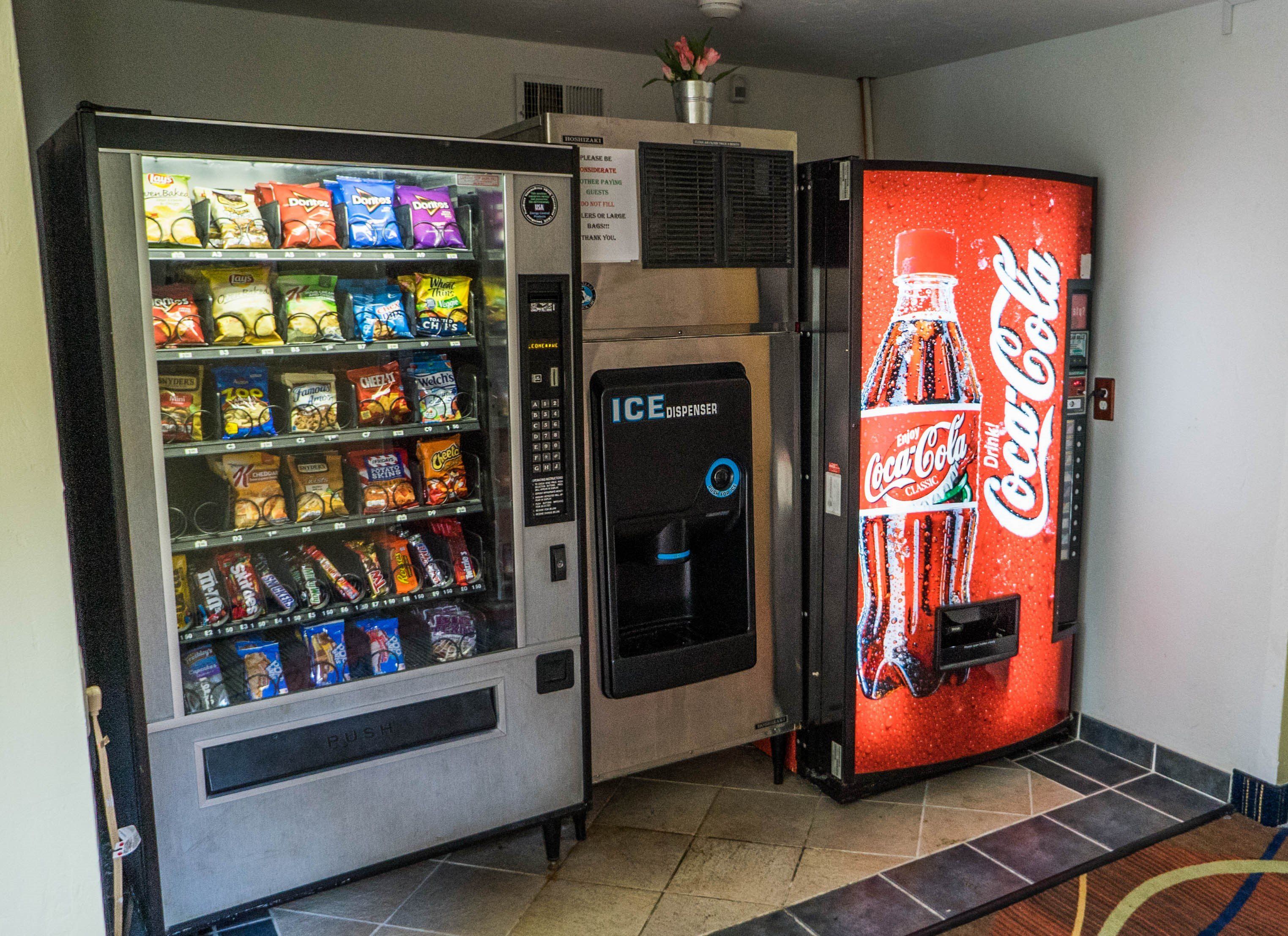 Un distributeur automatique de collations et de glaçons, ainsi qu’un distributeur de Coca-Cola.