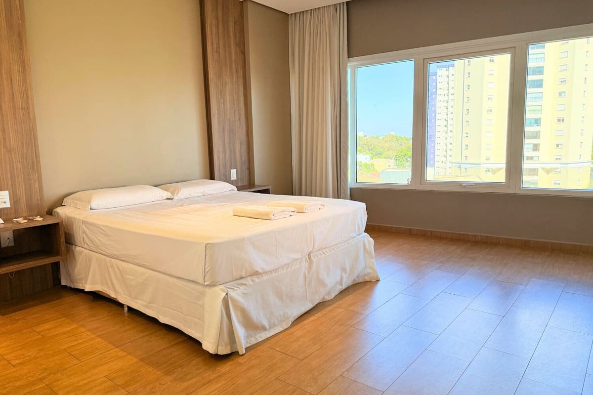 Premier Double Room | Bar mini, peti besi dalam bilik, kalis bunyi, Wi-fi percuma
