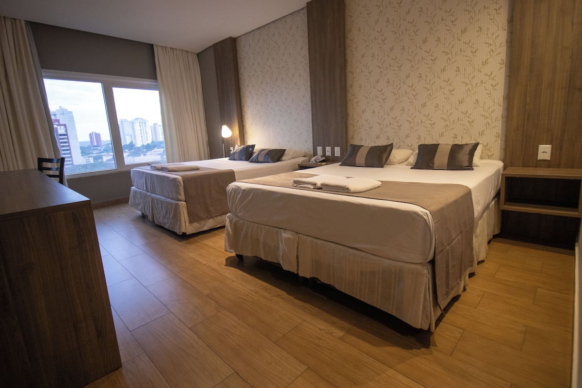 Een minibar, een kluis op de kamer, geluiddichte muren, gratis wifi