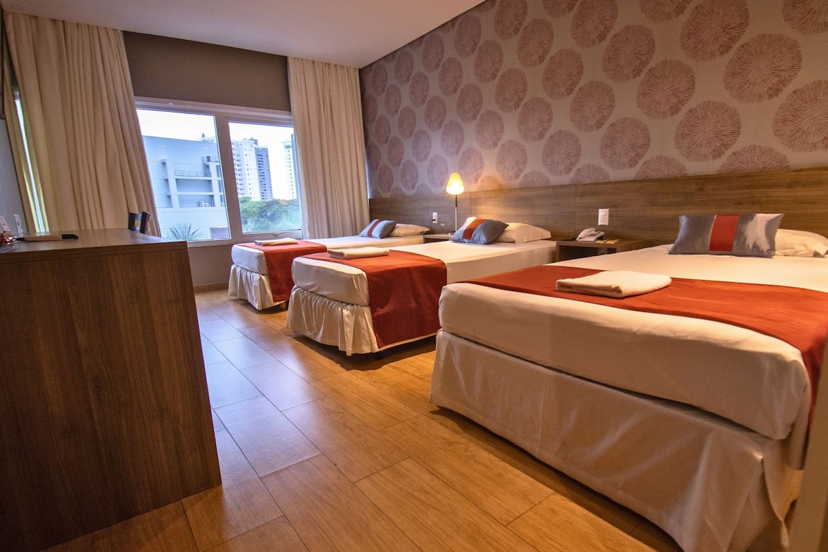 Premier-Dreibettzimmer | Minibar, Zimmersafe, schallisolierte Zimmer, kostenloses WLAN