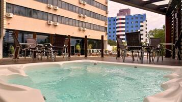 Bañera de hidromasaje exterior