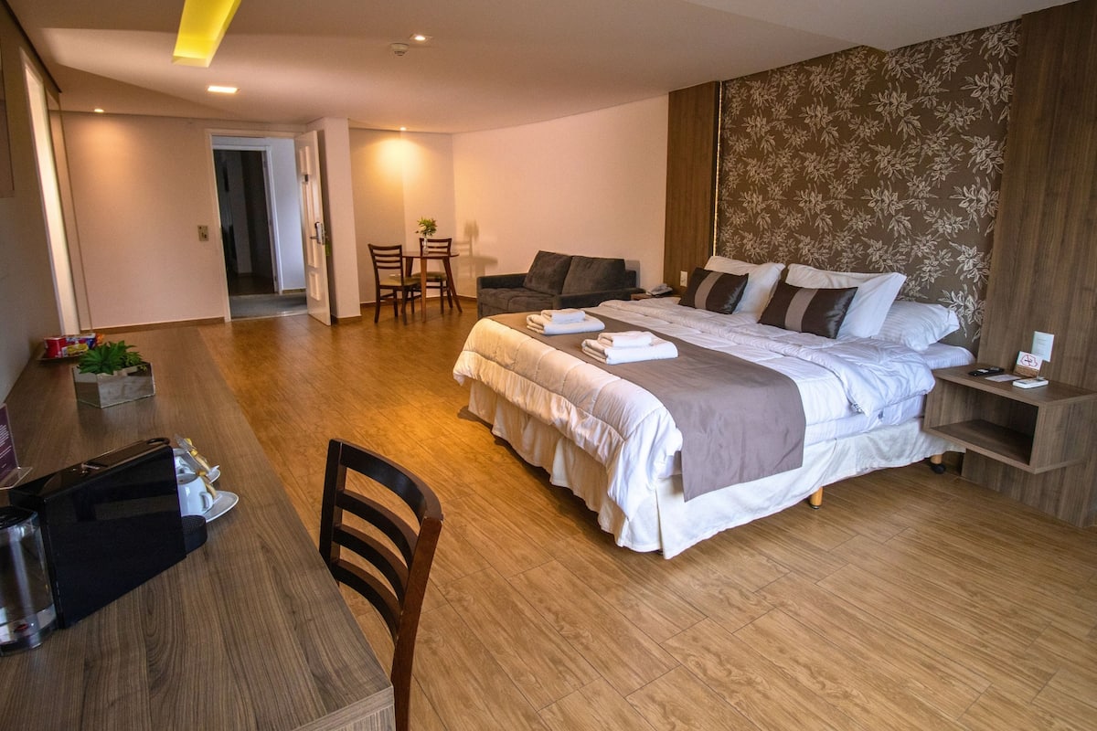 Premier Suite | Bar mini, peti besi dalam bilik, kalis bunyi, Wi-fi percuma