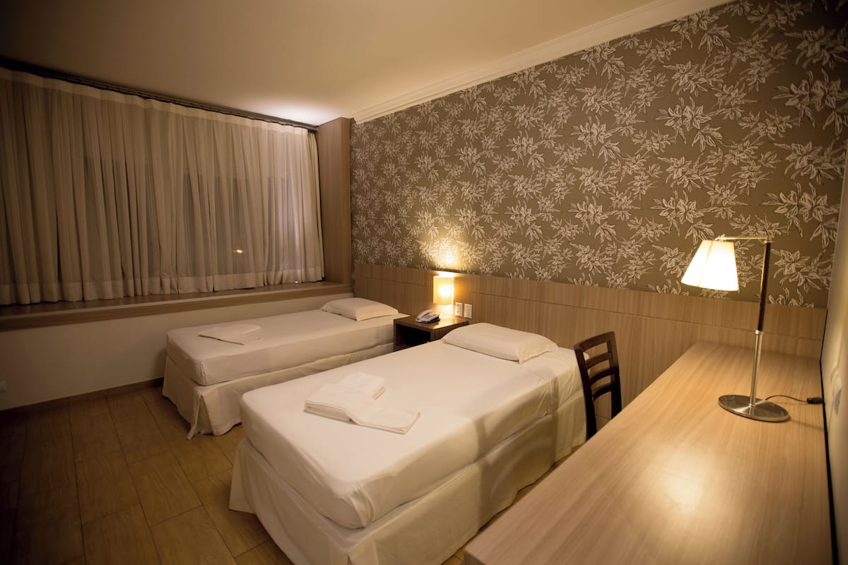 Premier Twin Room | Bar mini, peti besi dalam bilik, kalis bunyi, Wi-fi percuma