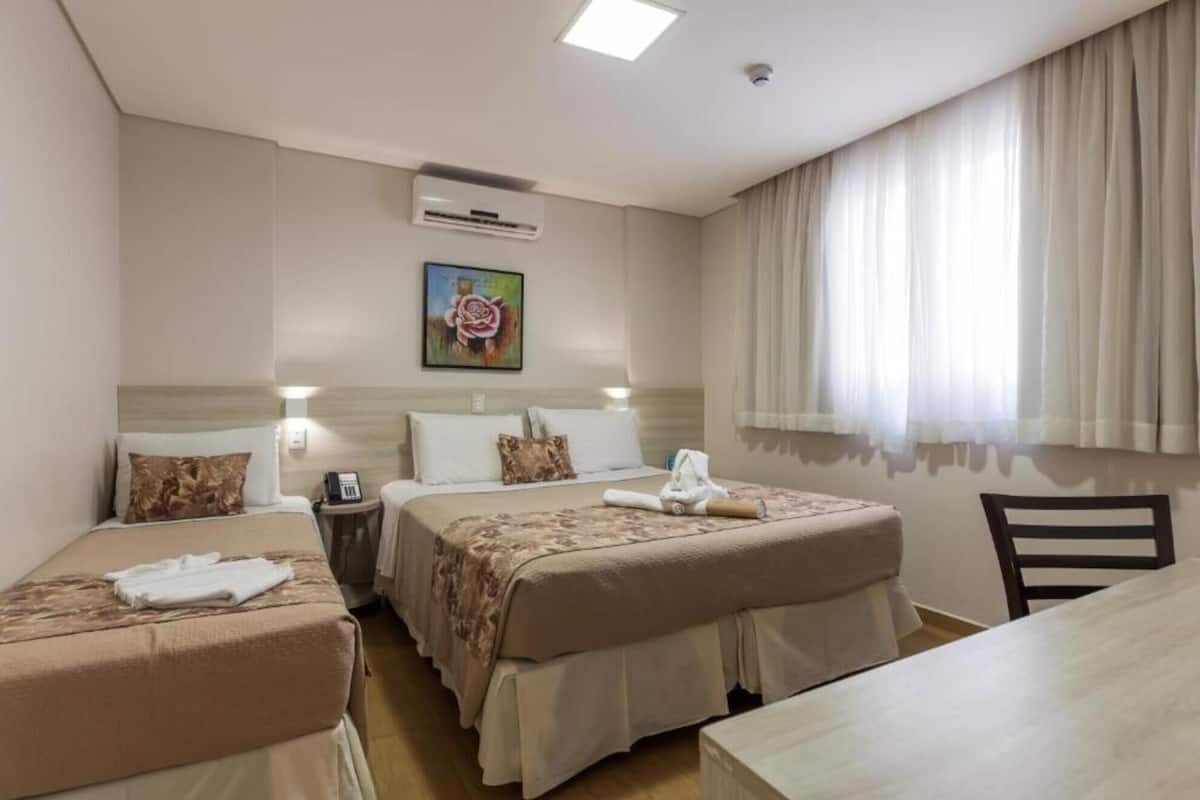 Roupas de cama premium, frigobar, cofres nos quartos, cortinas blackout