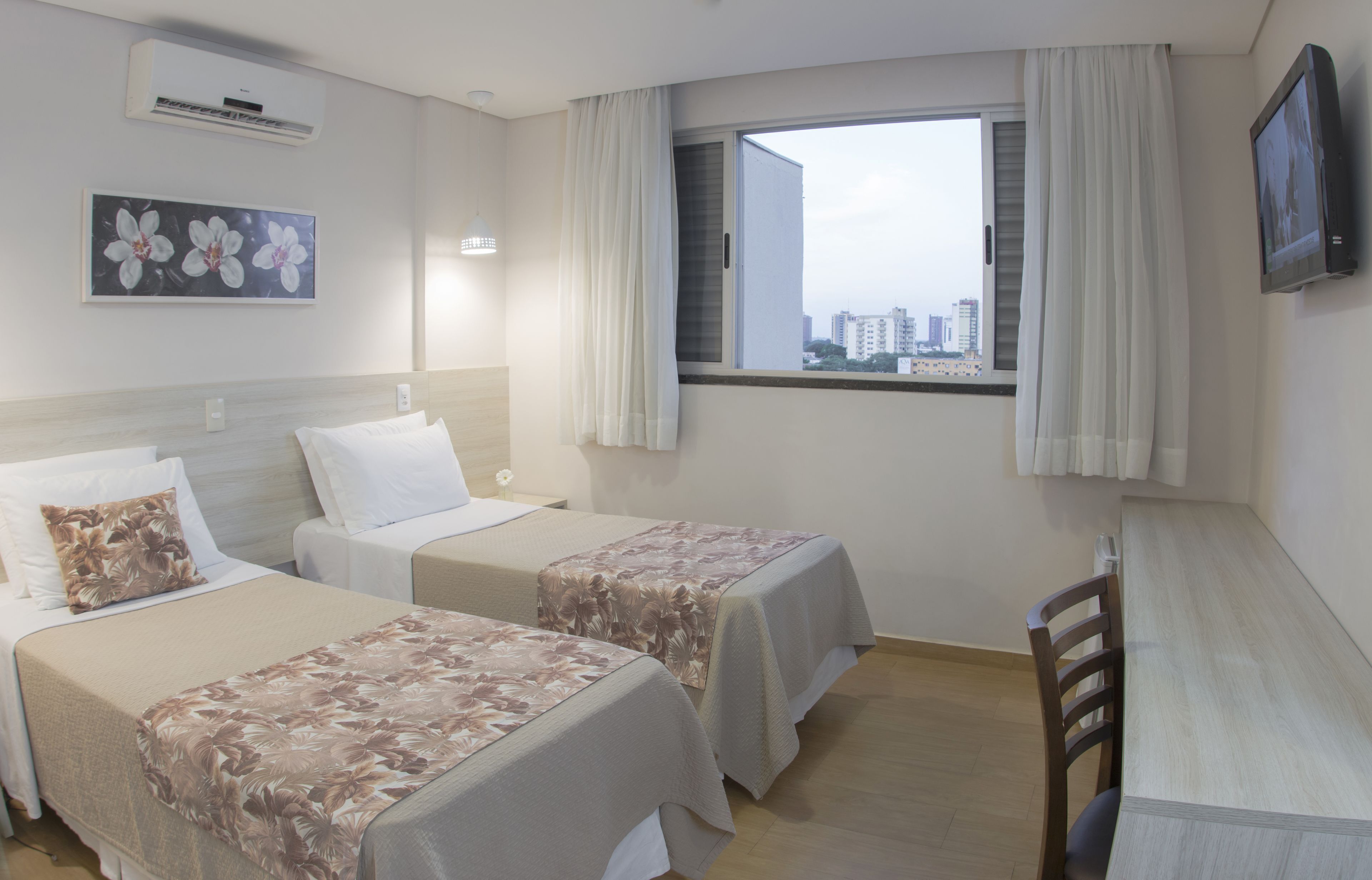 Sengetøy av topp kvalitet, minibar, safe på rommet og blendingsgardiner