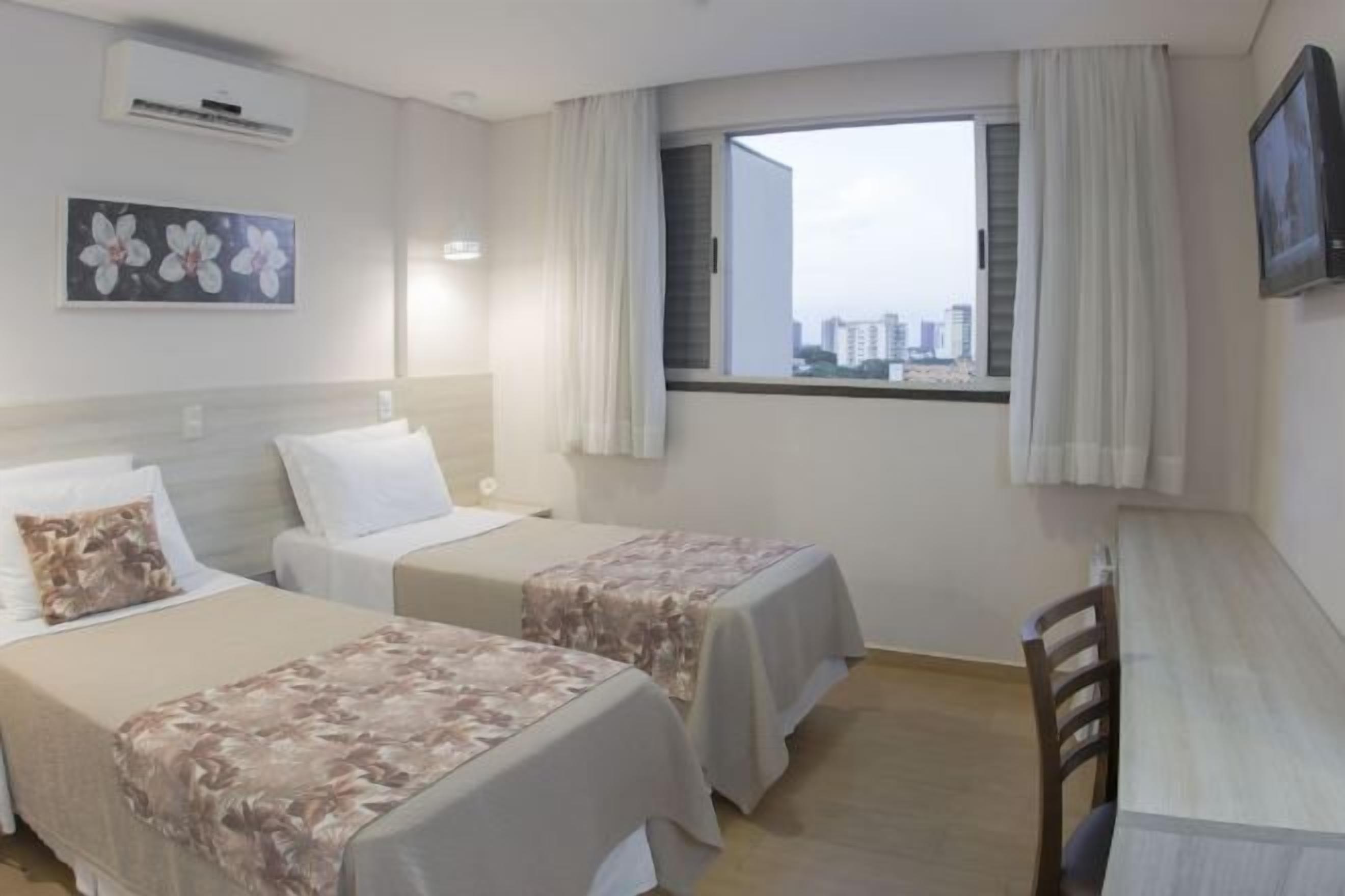 Ropa de cama de alta calidad, minibar, caja fuerte y cortinas opacas