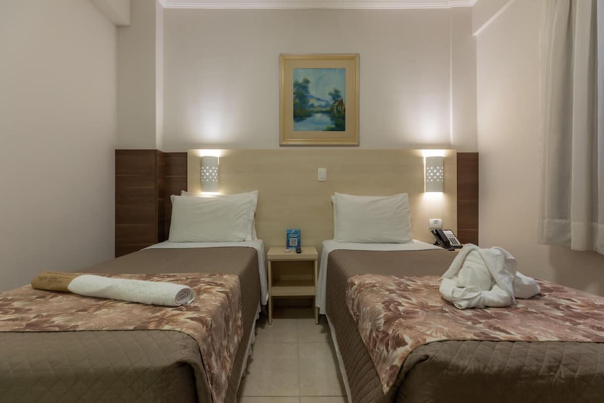 Roupas de cama premium, frigobar, cofres nos quartos, cortinas blackout