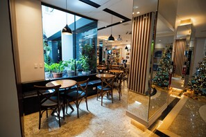 Déjeuner, dîner et brunch servis sur place, plats Cuisine brésilienne