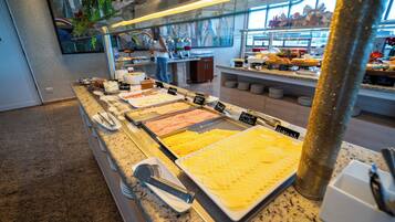 Café da manhã com buffet grátis todos os dias