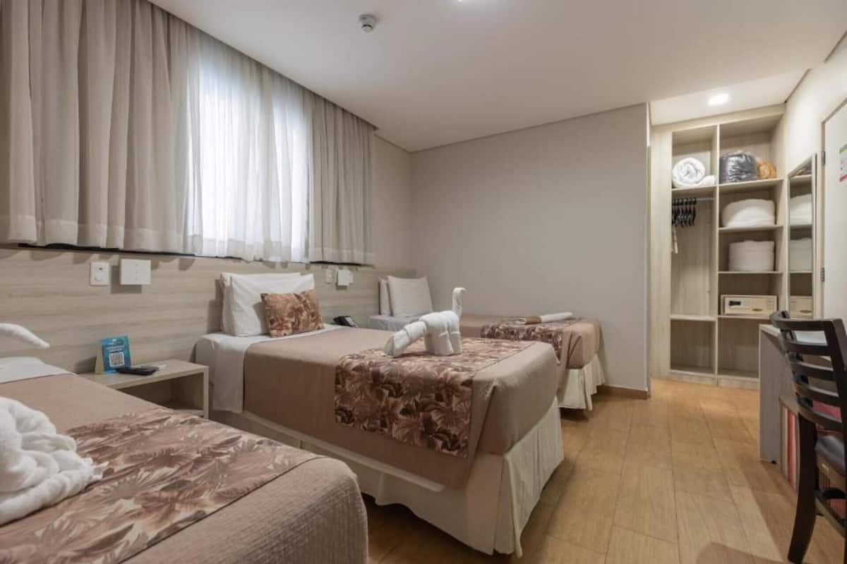 Roupas de cama premium, frigobar, cofres nos quartos, cortinas blackout