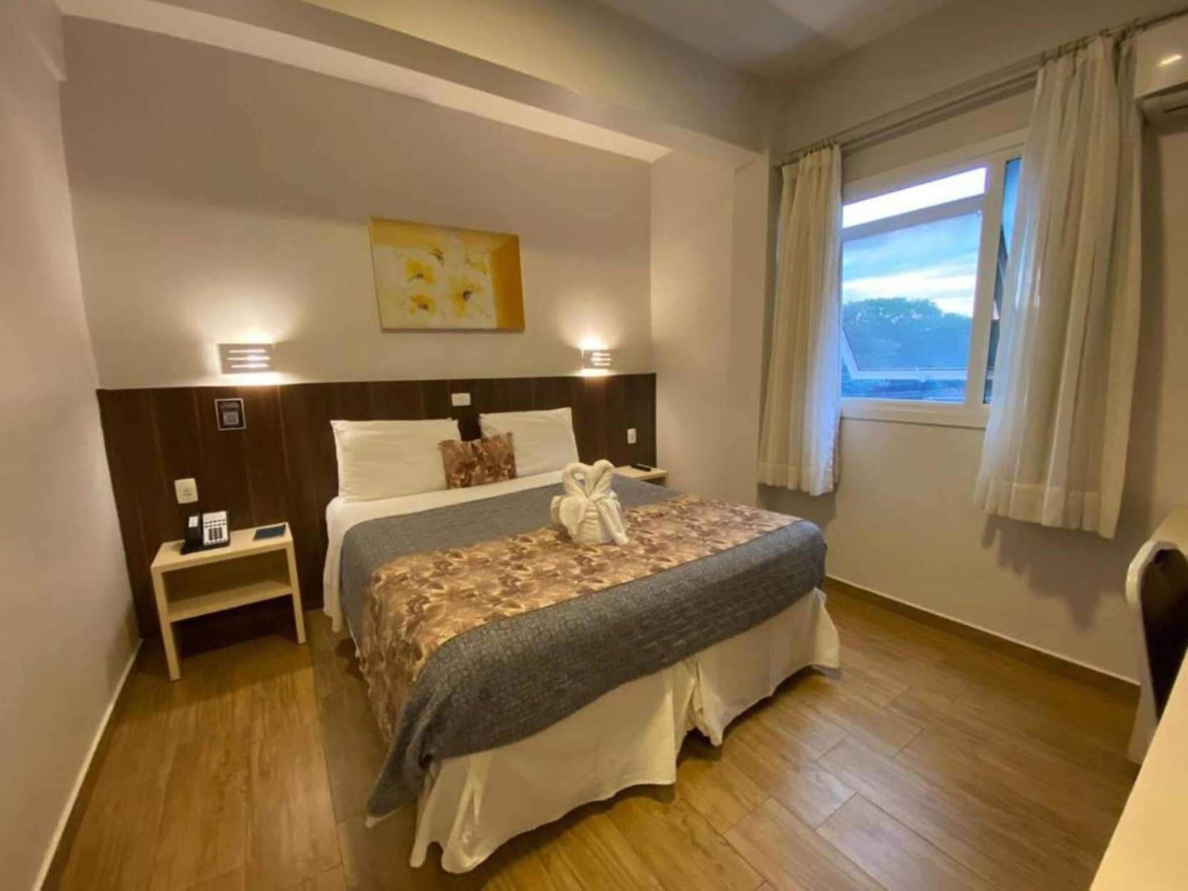 Roupas de cama premium, frigobar, cofres nos quartos, cortinas blackout