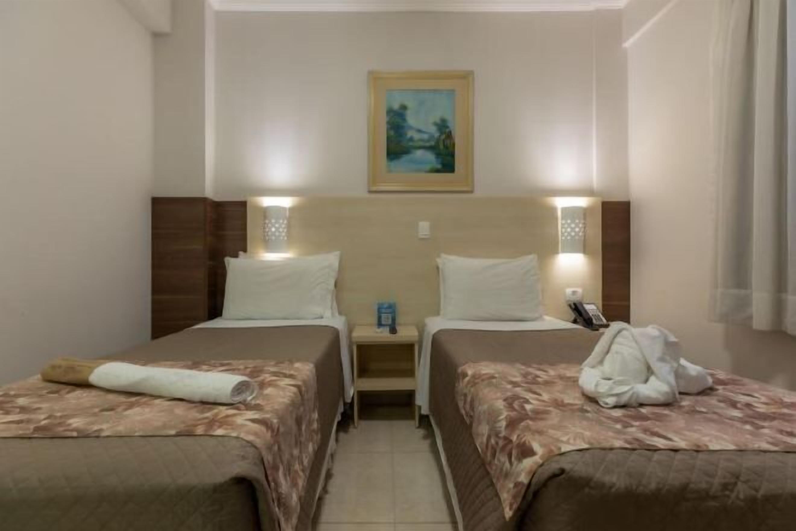 Peralatan tempat tidur premium, bar mini, peti besi dalam bilik 