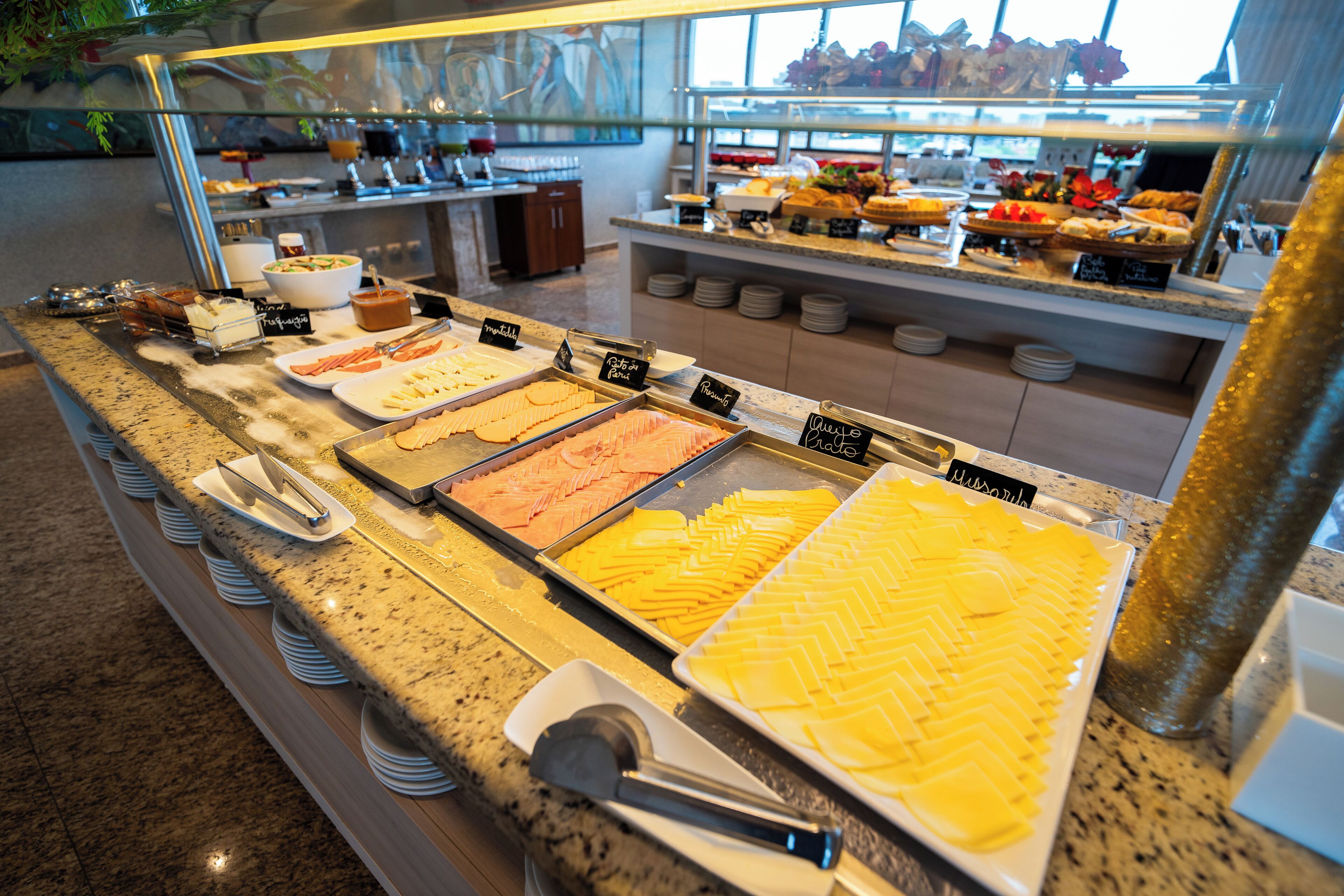 Un esmorzar buffet amb diversos plats i utensilis.