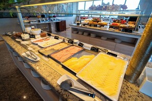 Free daily buffet breakfast  - Tarobá Hotel (Foz do Iguaçu)