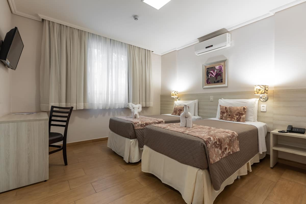 Duplo Solteiro Superior | Roupas de cama premium, frigobar, cofres nos quartos, cortinas blackout