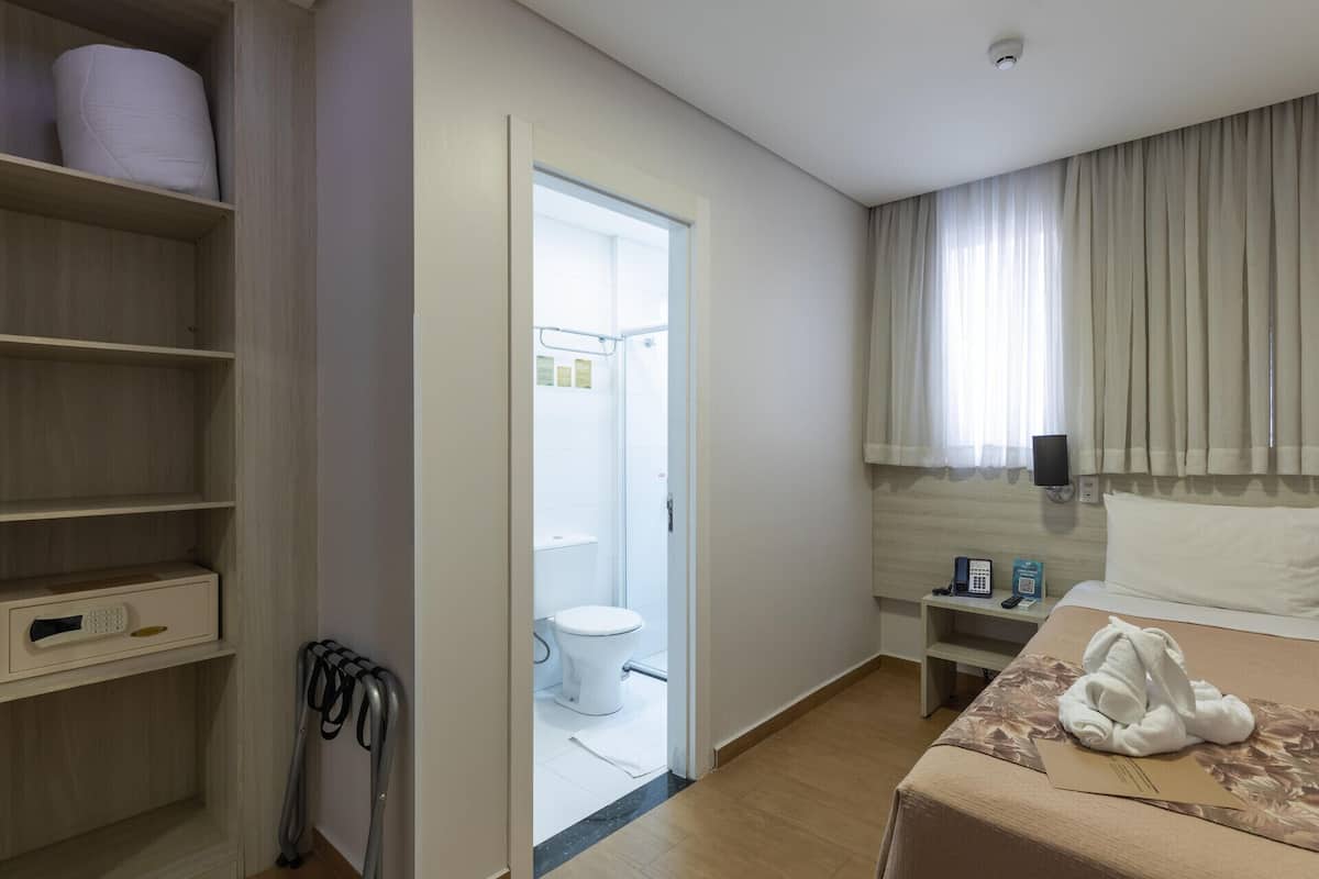 Roupas de cama premium, frigobar, cofres nos quartos, cortinas blackout