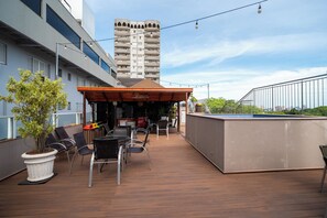 Bar en bord de piscine