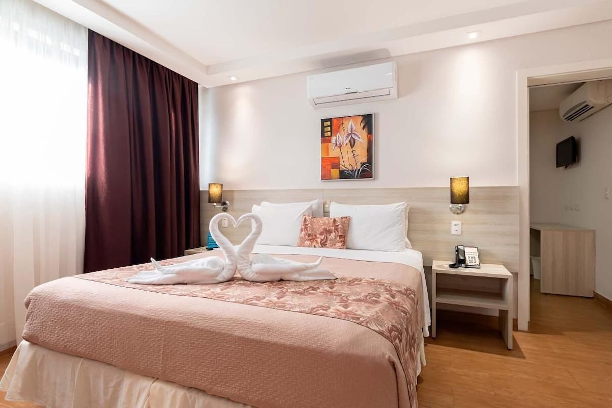 Roupas de cama premium, frigobar, cofres nos quartos, cortinas blackout