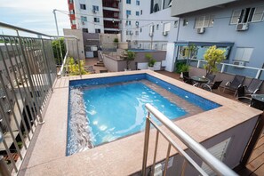 3 albercas al aire libre, sombrillas en la alberca y camastros