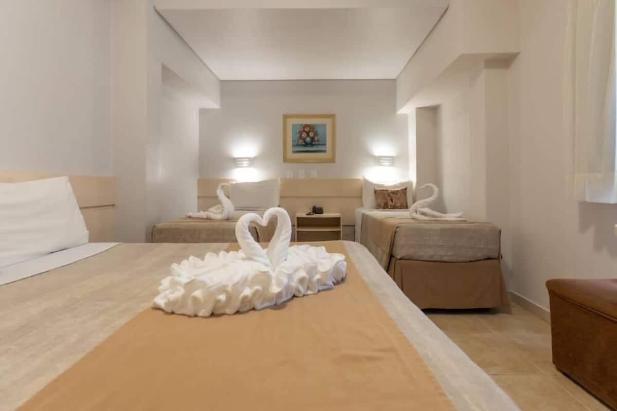 Sengetøy av topp kvalitet, minibar, safe på rommet og blendingsgardiner