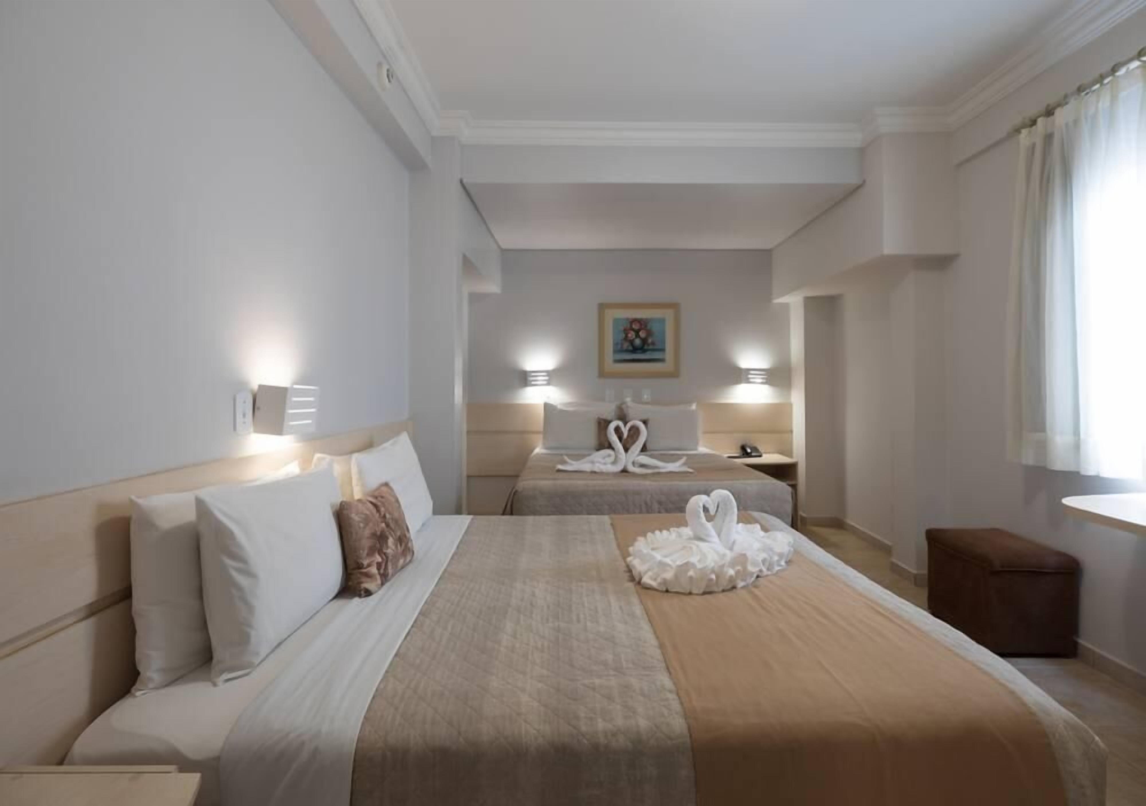 Sengetøy av topp kvalitet, minibar, safe på rommet og blendingsgardiner