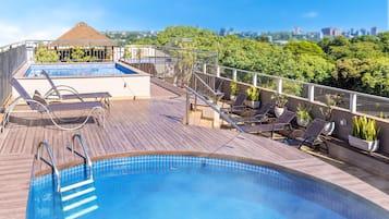 3 piscinas al aire libre, sombrillas, sillones reclinables de piscina