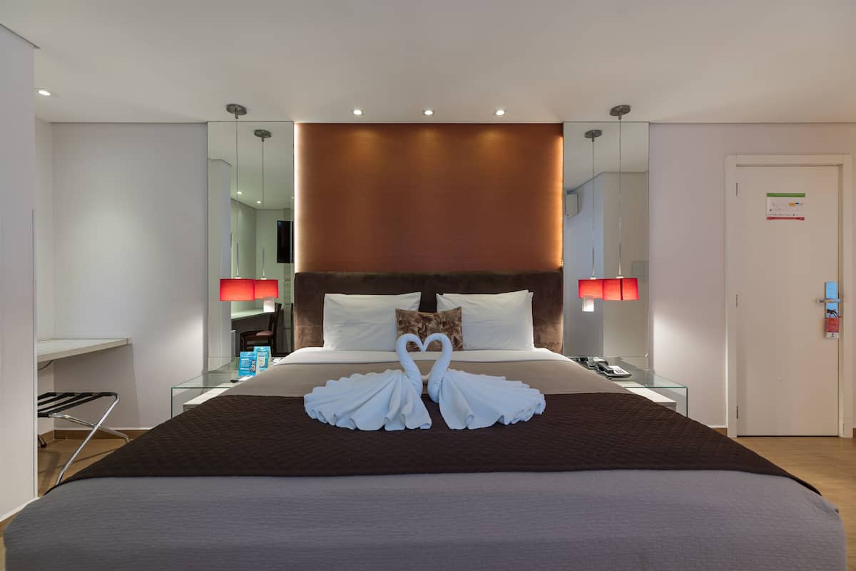Roupas de cama premium, frigobar, cofres nos quartos, cortinas blackout
