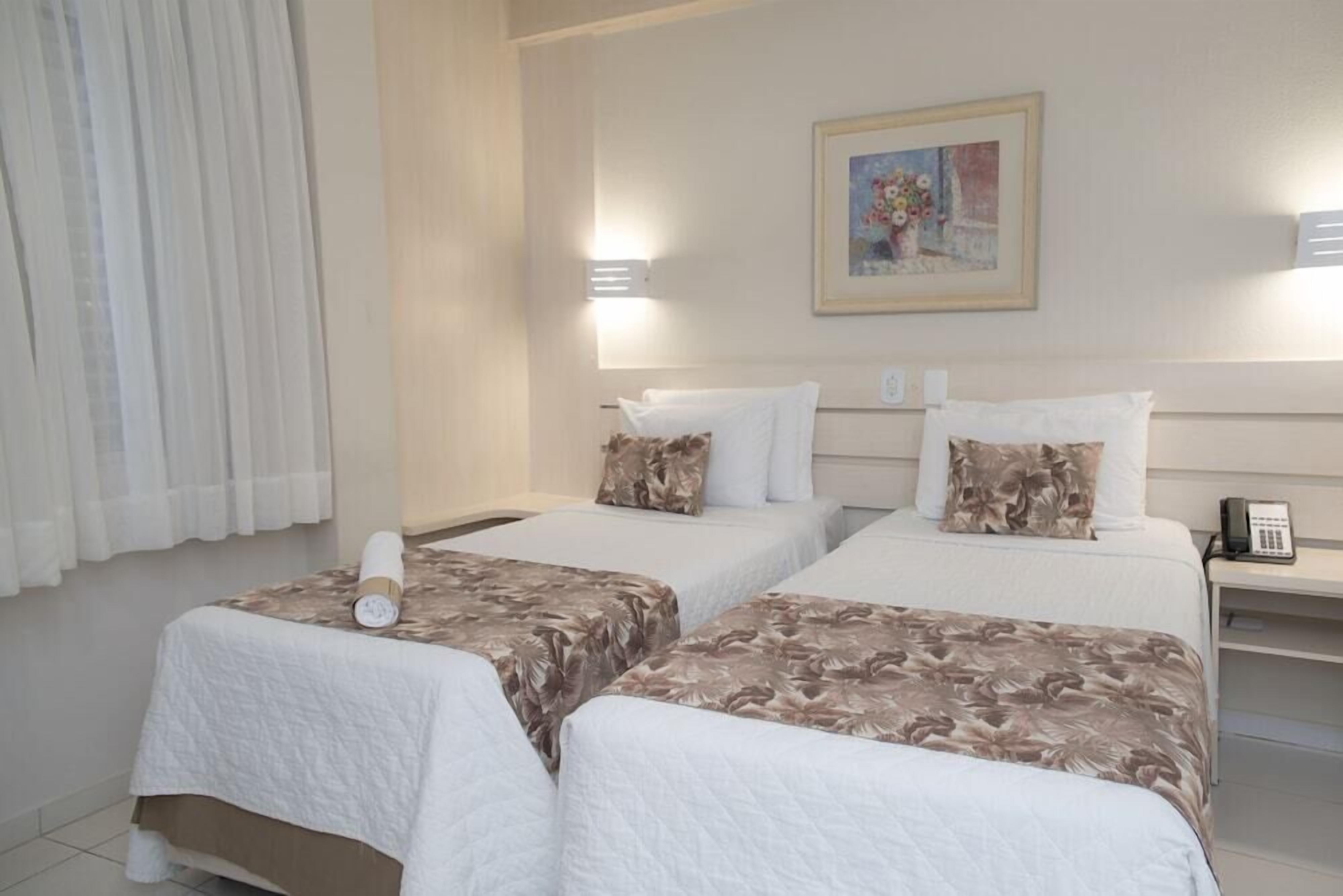 Roupas de cama premium, frigobar, cofres nos quartos, cortinas blackout