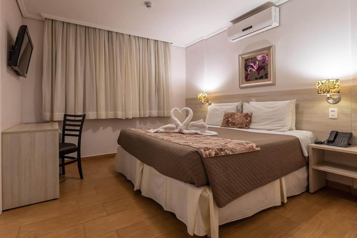 Roupas de cama premium, frigobar, cofres nos quartos, cortinas blackout