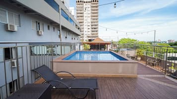 3 piscinas al aire libre, sombrillas, sillones reclinables de piscina