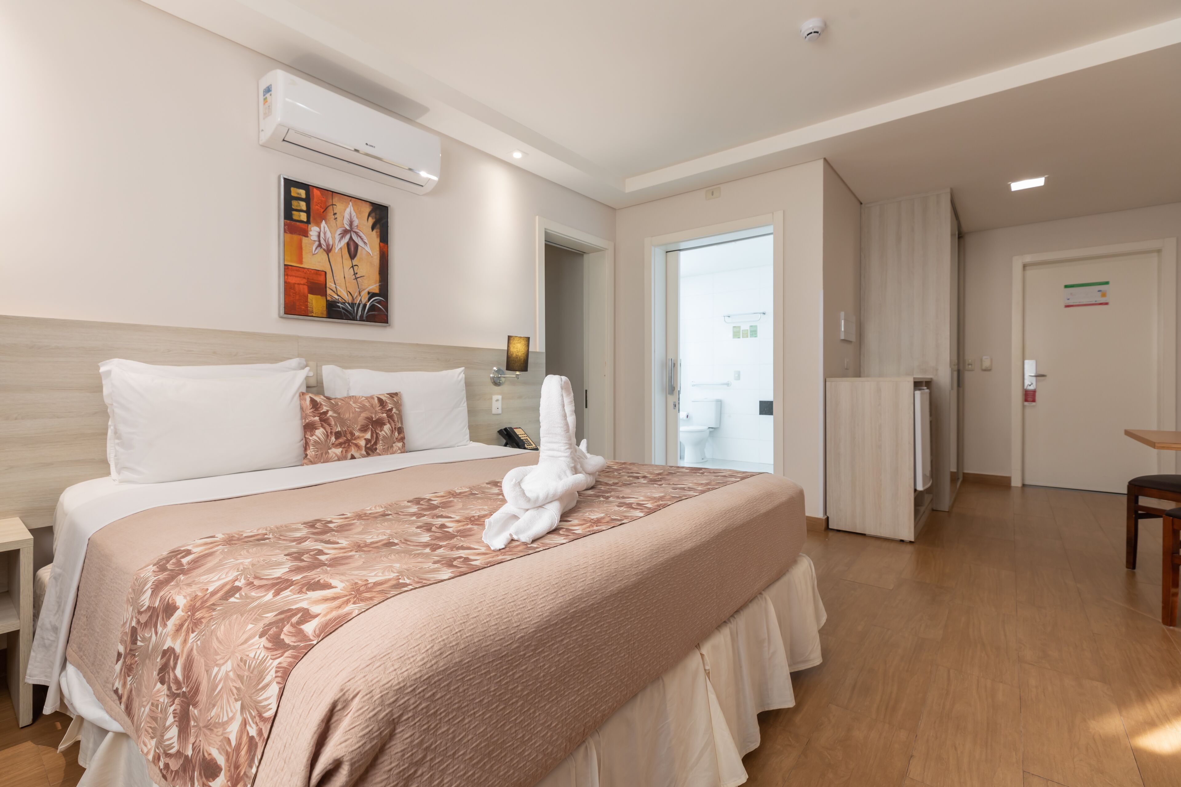 Ropa de cama de alta calidad y minibar 