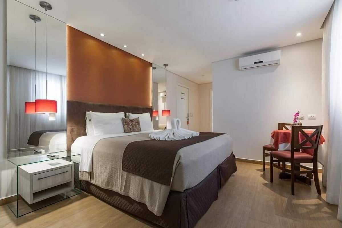 Roupas de cama premium, frigobar, cofres nos quartos, cortinas blackout