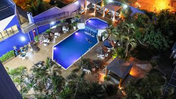 Una piscina al aire libre, cabañas de piscina gratuitas, sombrillas