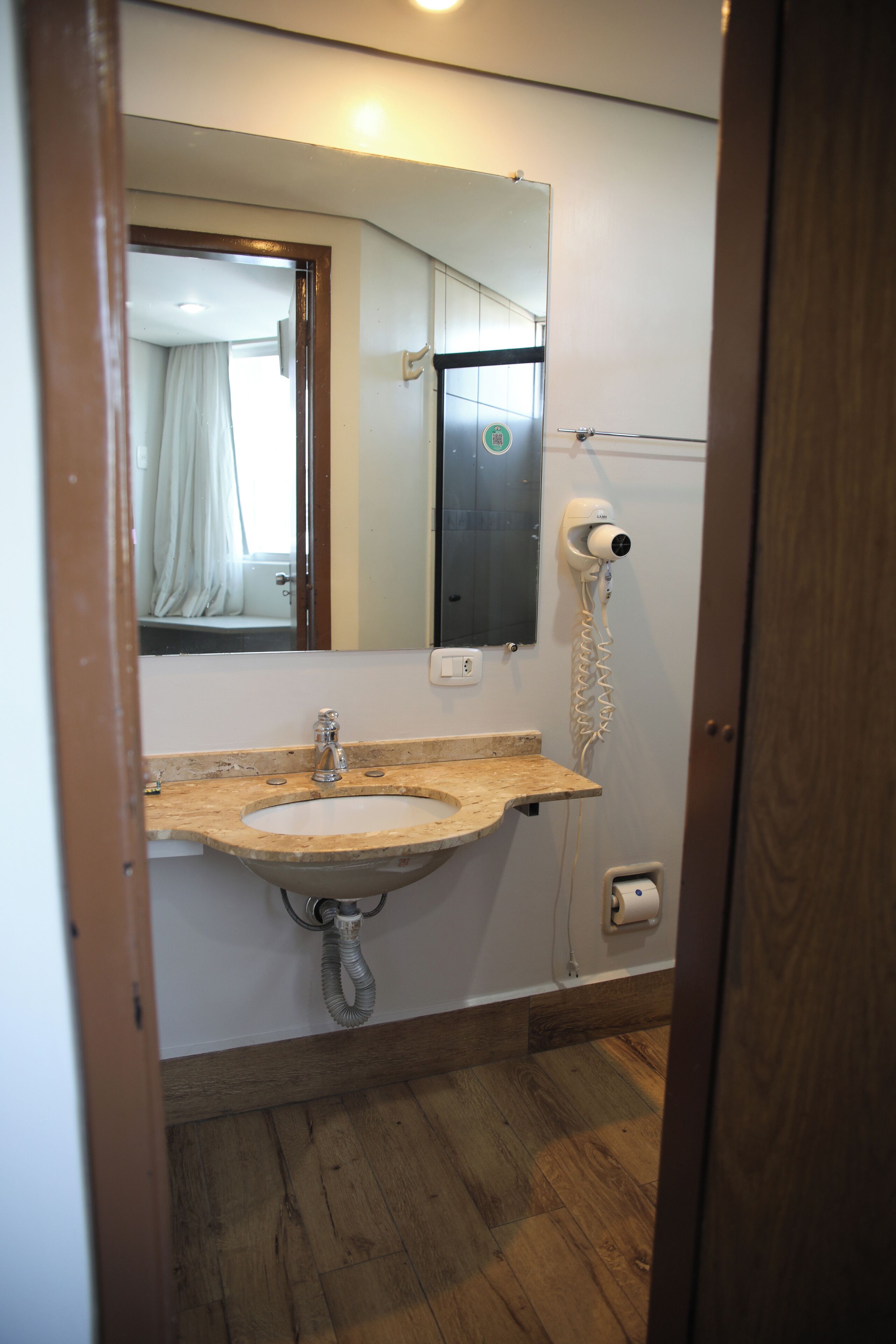 standard double room | bathroom | combined shower/bathtub, free toiletries, hair dryer, towels