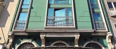 Mặt tiền nơi lưu trú