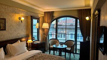 Habitació doble Deluxe, 1 llit de matrimoni, no fumadors | Roba de llit d'alta qualitat i matalassos amb encoixinament addicional