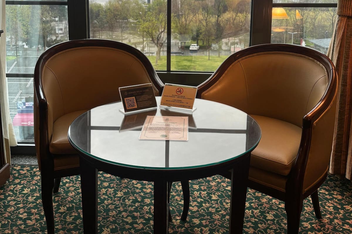 Deluxe Room, 1 Katil Ratu (Queen), Non Smoking, Park View | Peralatan tempat tidur premium, tilam berlapik, bar mini