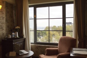 Quarto luxo, 1 cama Queen, para não fumantes, vista parcial para o mar | Vista do quarto