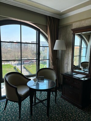 Chambre Deluxe, 1 grand lit, non-fumeur, vue sur le parc | Literie de qualité, lit avec matelas à plateau-coussin, minibar
