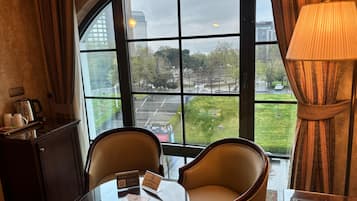 Phòng Deluxe, 1 giường cỡ queen, không hút thuốc, quang cảnh công viên | Bộ đồ giường cao cấp, nệm có lớp đệm bông, minibar