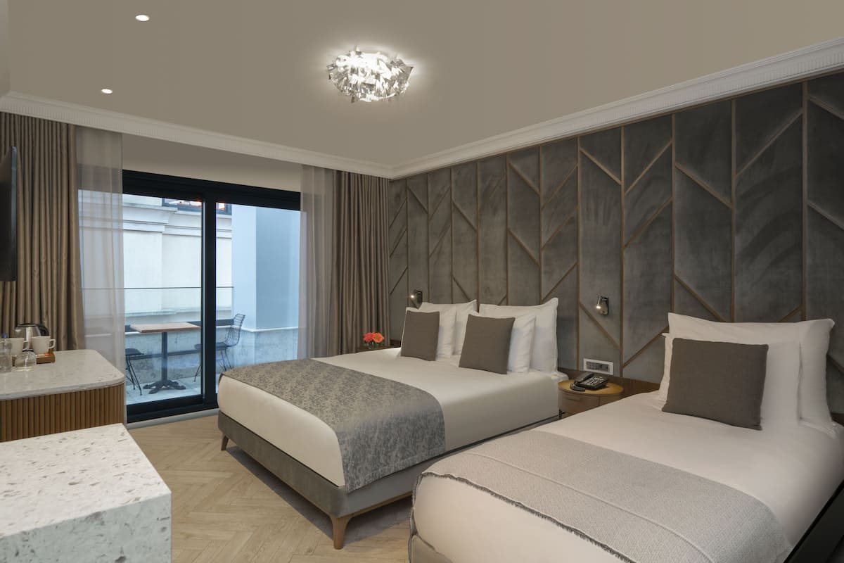 Triple Room | Bar mini, peti besi dalam bilik, meja, ruang kerja komputer riba