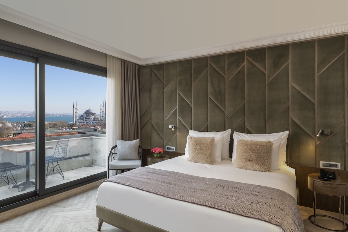 Deluxe Room, Balcony, Sea View | Bar mini, peti besi dalam bilik, meja, ruang kerja komputer riba