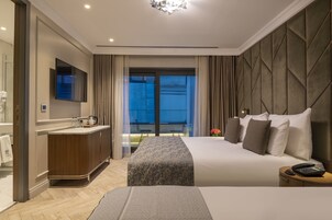 Driepersoonskamer | Een minibar, een kluis op de kamer, een bureau, een laptopwerkplek