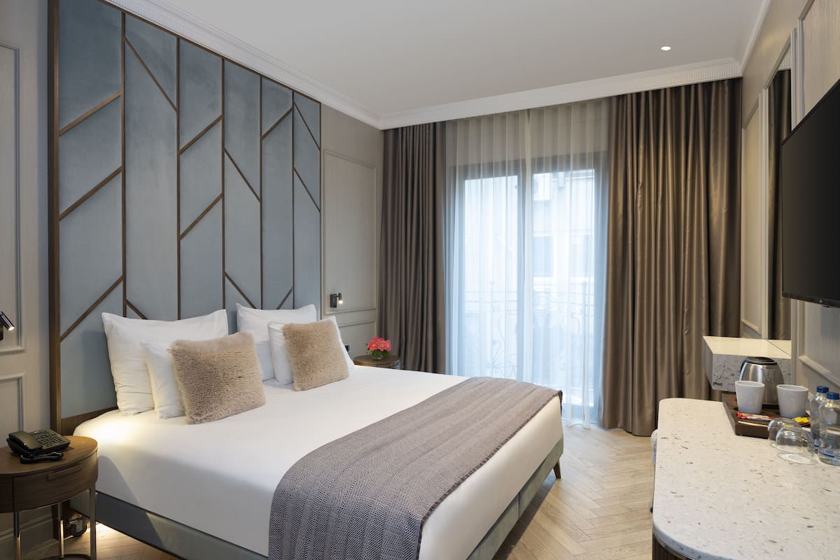 Superior Room | Bar mini, peti besi dalam bilik, meja, ruang kerja komputer riba